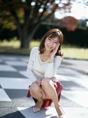 公園の横断歩道で自信を持ってポーズをとる若い女性を正面カメラのアングルから写実的に撮...。