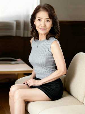 モダンなリビングルームのベージュのソファに座っている中年のアジア人女性のポートレート。