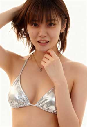 シルバーのビキニを着て、お茶目な表情でカメラに微笑む若い女性をクローズアップカメラア...。