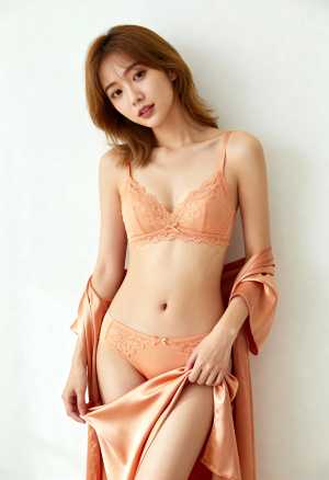 無地の白い壁を背景に、繊細なレースのランジェリー アンサンブルを着てポーズをとる若い...。