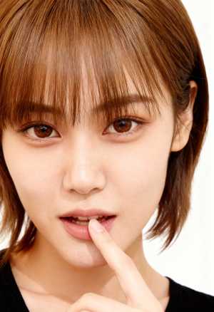 唇に指を当て、思慮深い表情をした若い女性の接写。