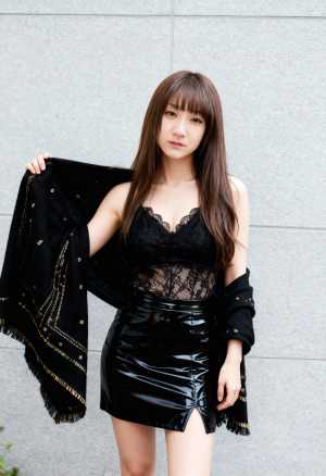 黒いショールを持ち、灰色の壁に自信を持って立っている若い女性を正面カメラのアングルか...。