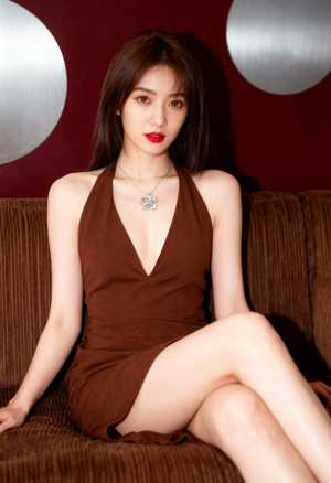 2 つの大きな円形の鏡を備えたワインレッドの壁のある屋内環境で、大きく開いたネックラ...。