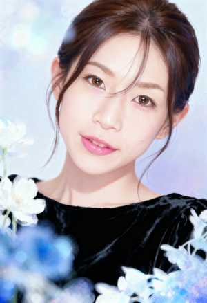 柔らかいパステルブルーと白の背景に花々に囲まれた、柔らかい表情の若い女性の写実的なポ...。