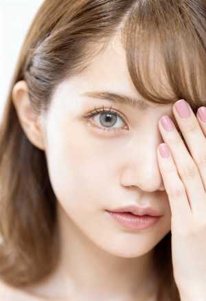 明るい肌と長くまっすぐな茶色の髪を持つ若い女性のクローズ アップの肖像画。