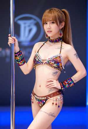 カラフルなスパンコールのついたビキニを着てポールの横で自信を持ってポーズをとる若い女...。