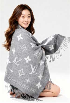 白い花をあしらったモノグラム柄のルイ・ヴィトンのショールを着た若い女性を正面カメラの...。