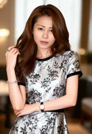 黒い花柄の銀色のドレスを着た、長い茶色の髪の若い女性をポートレート カメラの角度から...。