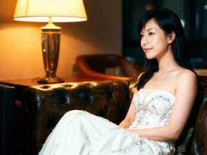 豪華なホテルのロビーで革製のソファに座っている若い女性の写実的なポートレート。