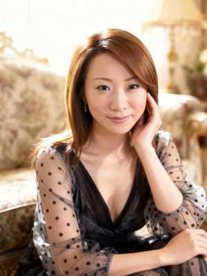 豪華なリビング ルームのヴィンテージのソファに座っている美しいアジアの女性のポートレート。