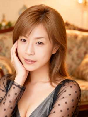 長く真っ直ぐな明るい茶色の髪を持つ若いアジア人女性の写実的なポートレート。