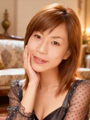 手にあごを乗せ、柔らかな笑みを浮かべたアジア系の若い女性のポートレート。