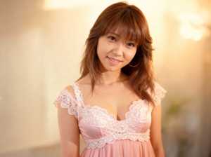 長くストレートな茶色の髪と白い肌を持つ若い女性がフレームの中央に立ち、レースのディテ...。