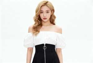 ウェーブのかかった長いブロンドの髪を持つ若い女性。