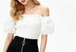 パフスリーブの白いオフショルダーブラウスと、前にジッパーが付いているハイウエストの黒...。