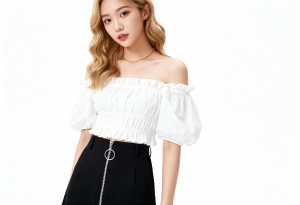 ウェーブのかかった長いブロンドの髪を持つ若い女性。