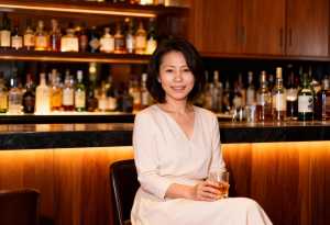 A portrait of a woman sitting at a bar in ...。