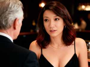 フォーマルな環境で会話をする女性と男性を、クローズアップカメラのアングルから写実的に...。