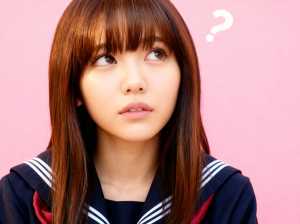 柔らかいピンクの背景に、長くストレートな茶色の髪と前髪を持つ若い日本人女性の写実的な...。