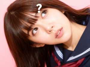 頭の上に疑問符が浮かんだ若い女性のクローズアップの肖像画。