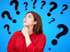 赤いボタンダウンシャツを着た長い茶色の髪の若い女性が画像の中央に立ち、明るい青色の背...。