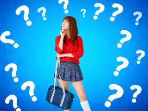 画像の中央に立つ、赤い長袖シャツ、青いチェック柄のミニスカート、白いニーハイソックス...。