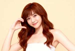 ウェーブのかかった赤茶色の長い髪と白い肌を持つ若い女性が、無地の明るいベージュの背景...。