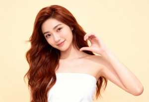 淡い黄色の無地の背景に対して、画像の中央に立つ、長くウェーブのかかった赤茶色の髪を持...。