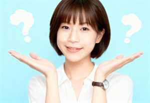 短いボブのヘアカット、白いシャツを着て、左手首に茶色の革の腕時計を着た若いアジア人女...。