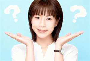 柔らかいパステルブルーの背景に、短い茶色の髪と前髪を持ち、白いシャツを着て、頭の上に...。