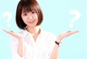 パステルブルーの背景に、白いブラウスを着たショートボブのヘアカットの若いアジア人女性...。