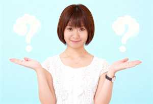 画像の中央に立ち、白いレースのトップと金のネックレスを身に着けたアジア系の若い女性が...。