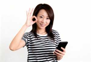 画像の中央に立っている若いアジア人女性は、黒と白の縞模様の T シャツを着て、右手に...。