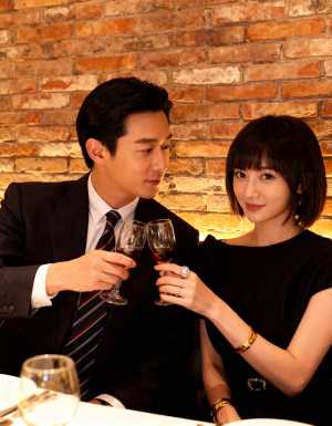 レストランのテーブルに座り、ワイングラスで乾杯する男女を描いたロマンチックなシーン。