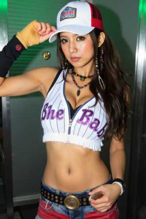 野球帽をかぶり、「bhe babe」という文字がプリントされたクロップド野球ジャージ...。