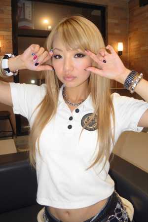 レストランで自撮りをする若いアジア人女性。