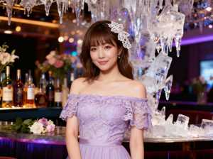 薄暗いバーの雰囲気の中で、氷の結晶とアルコールのボトルで飾られたバーカウンターの前に...。