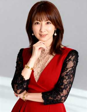 黒いレースの袖と金のブレスレットが付いた赤いドレスを着た、白い肌を持つ中年のアジア人...。