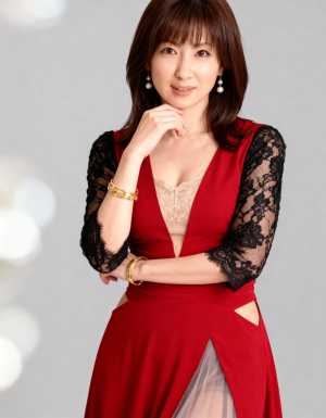 長い茶色の髪をした中年アジア人女性のプロフェッショナルなポートレート。