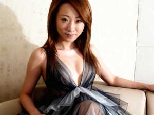 キャバクラ嬢　店内のソファーに座っている