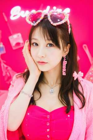 ピンクのアクセサリーを身に着けた若い女性と、「バドワイザー」と書かれたネオンサインの...。