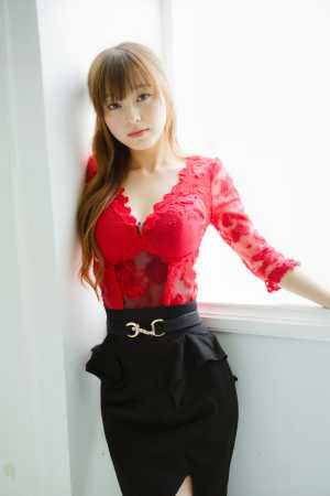 スタイリッシュな服装で窓に向かって自信を持ってポーズをとる若い女性を、ポートレート ...。