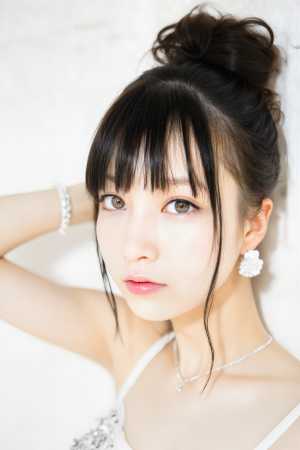 真っ白な壁に向かってポーズをとる若い女性をクローズアップカメラアングルから撮影した写...。