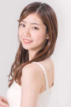 長くストレートな茶色の髪の若い女性がカメラに向かって微笑む、ポートレート カメラ ア...。