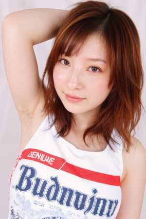 「バドワイザー」という文字がプリントされた白いタンクトップを着て、腕を上げて自信満々...。