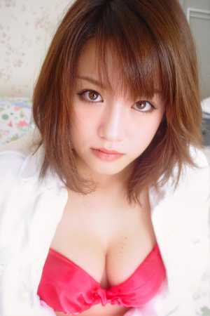 クローズアップカメラのアングルから撮影された、中立的な表情で見る人をまっすぐに見つめ...。