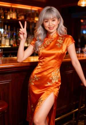 薄暗いバーで、オレンジ色のチャイナ ドレスを着た若い女性がピースサインでポーズをとる...。