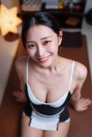 茶色の表面に座ってカメラに向かって微笑む若い女性を鳥瞰図から写実的に撮影したもの。