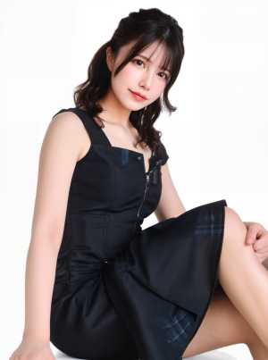 前にジッパーが付いた黒いドレスと格子縞のスカートを着て、白い表面に座っている若い女性...。