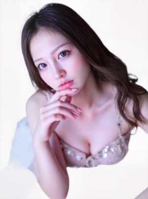 顎を手に乗せ、思慮深い表情を浮かべ、視聴者をまっすぐに見つめる若い女性を、クローズア...。